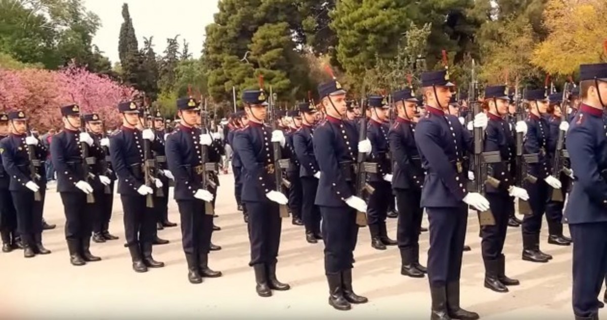 Στρατιωτική σχολή παρέλασε για πρώτη φορά μετά από 90 χρόνια – ΒΙΝΤΕΟ