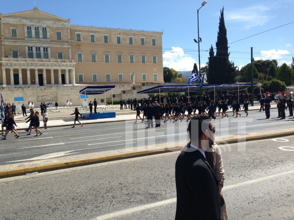 Παρέλαση τραγέλαφος! Έκαναν τη μπάντα του δήμου «τείχος» για να μη βλέπουν οι δημοσιογράφοι!