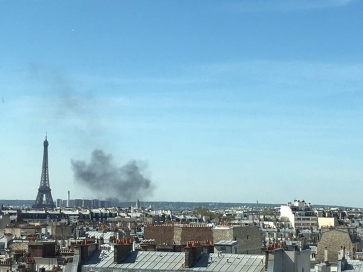 Μαύρος καπνός στο Παρίσι κοντά στον Πύργο του Άιφελ