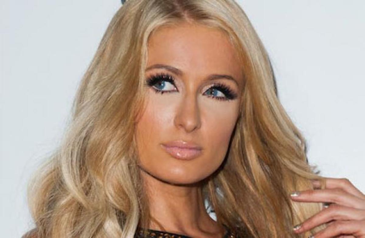 Paris Hilton: Πόζαρε με ανοιχτό μπουρνούζι και έβαλε φωτιά στο instagram!