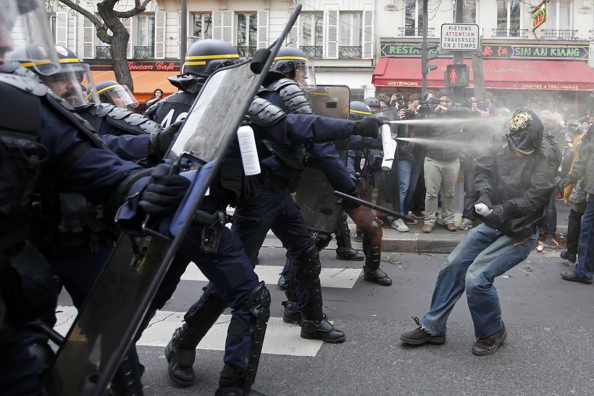Πεδίο μάχης το Παρίσι! Άγριο ξύλο κουκουλοφόρων – αστυνομίας