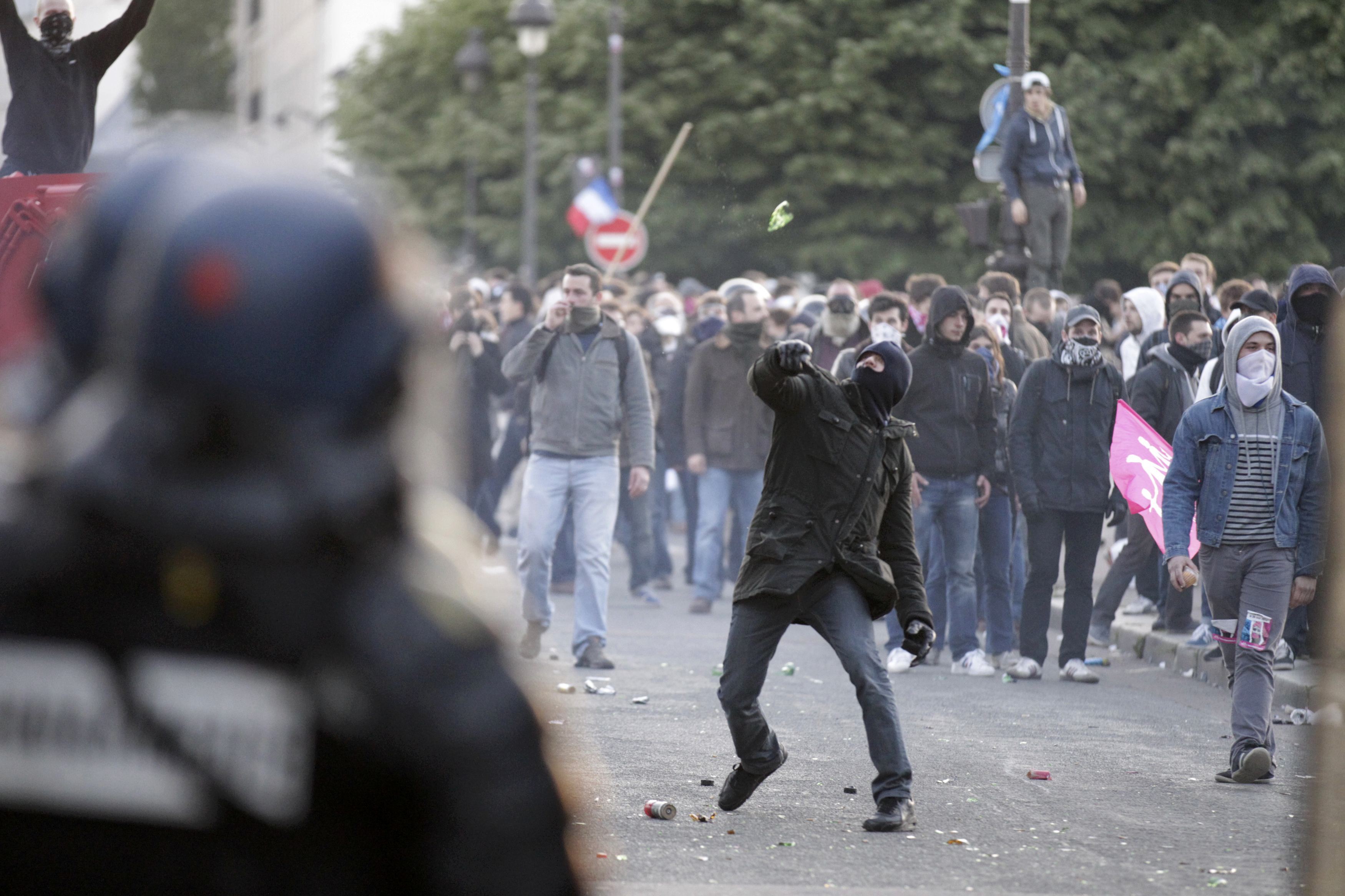 Άγριο ξύλο στο Παρίσι μετά τη διαδήλωση υπέρ των gay γάμων (ΦΩΤΟ, VIDEO)