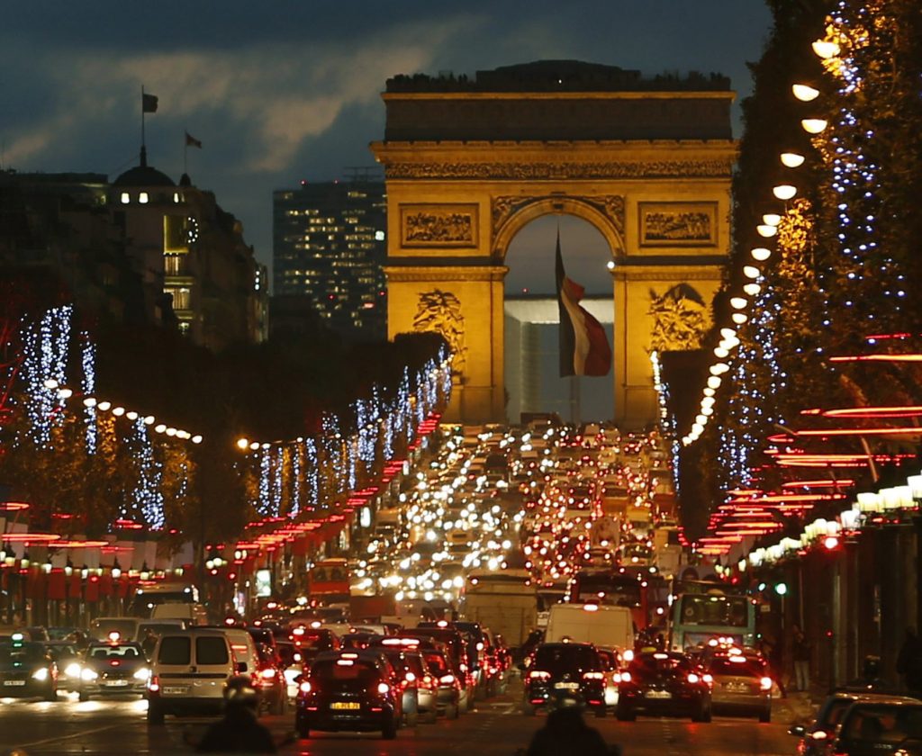 Γαλλία – Κορονοϊός: Την ακύρωση των χριστουγεννιάτικων εορτασμών συνιστά διευθυντής νοσοκομείου στο Παρίσι
