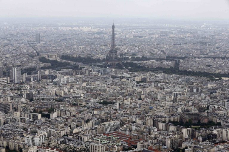 Ούτε να ακούει για μειώσεις φόρων η τρόικα – Ξεκινάει η “μάχη” στο Παρίσι