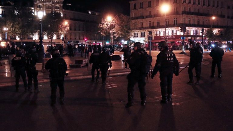 Η Λε Πεν έβαλε “φωτιά” στο Παρίσι – Νύχτα επεισοδίων [pics, vids]