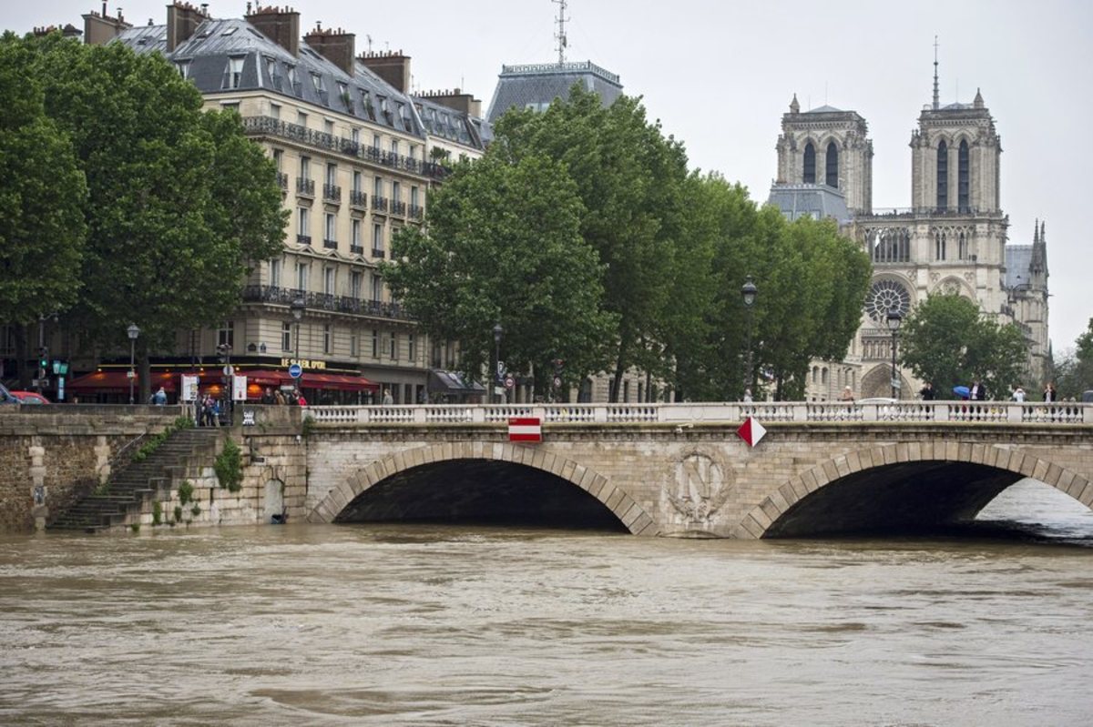 Παρίσι: Εκκενώνεται το Λούβρο! Ο Σηκουάνας “απειλεί” και το Ορσέ!