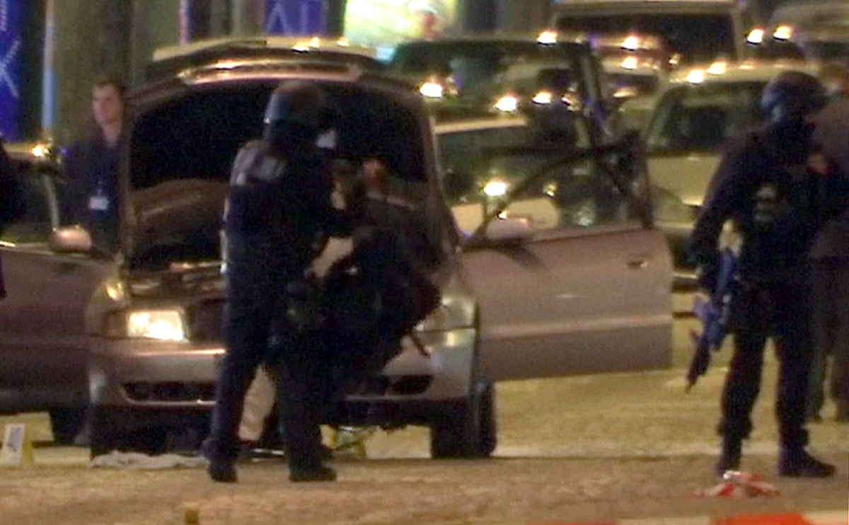 Παρίσι – Champs Elysees: Η στιγμή της ανταλλαγής πυροβολισμών [vid]