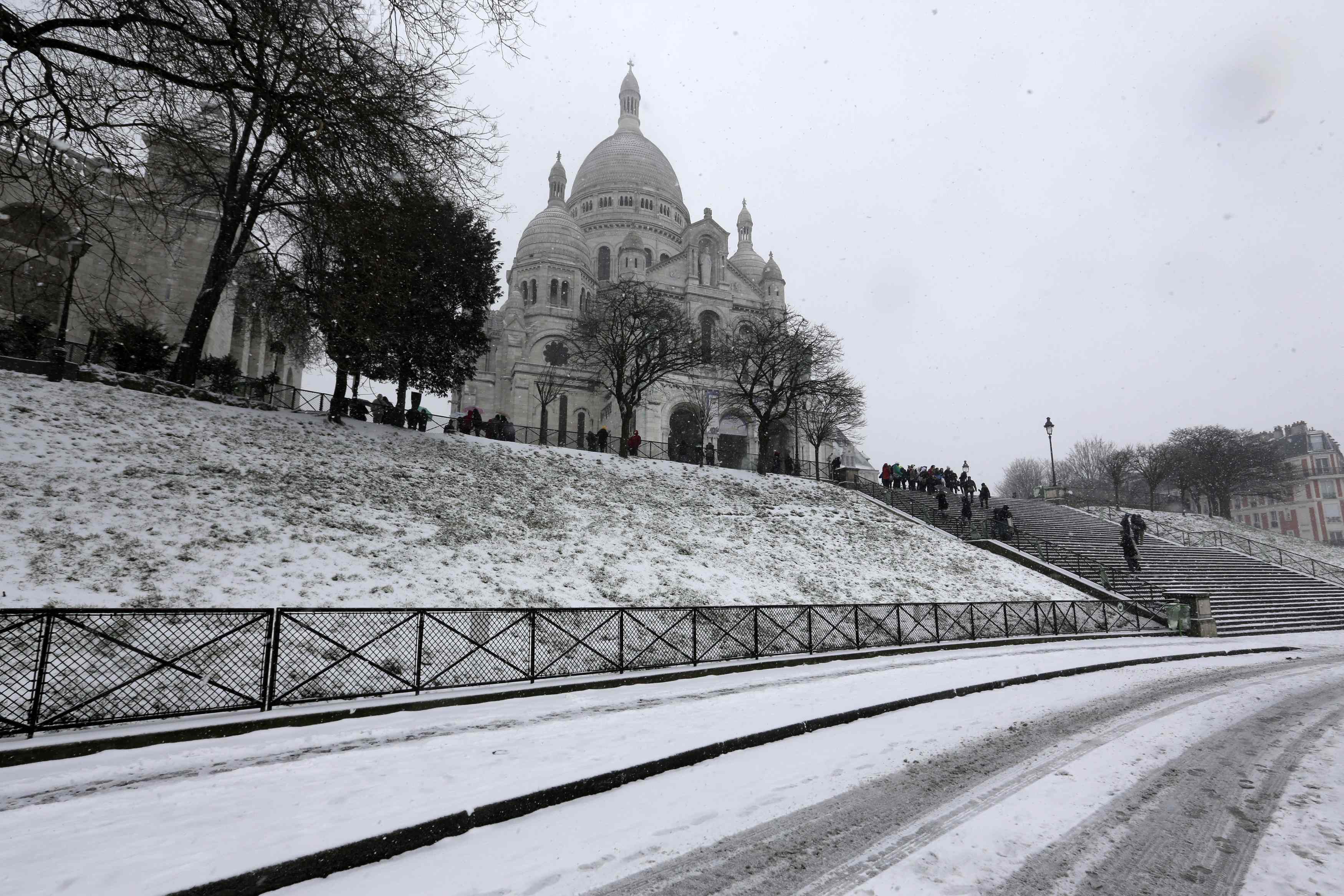 Πόλη του… χιονιού το Παρίσι – Προβλήματα από το χιονιά σε όλη τη Γαλλία (ΦΩΤΟ)