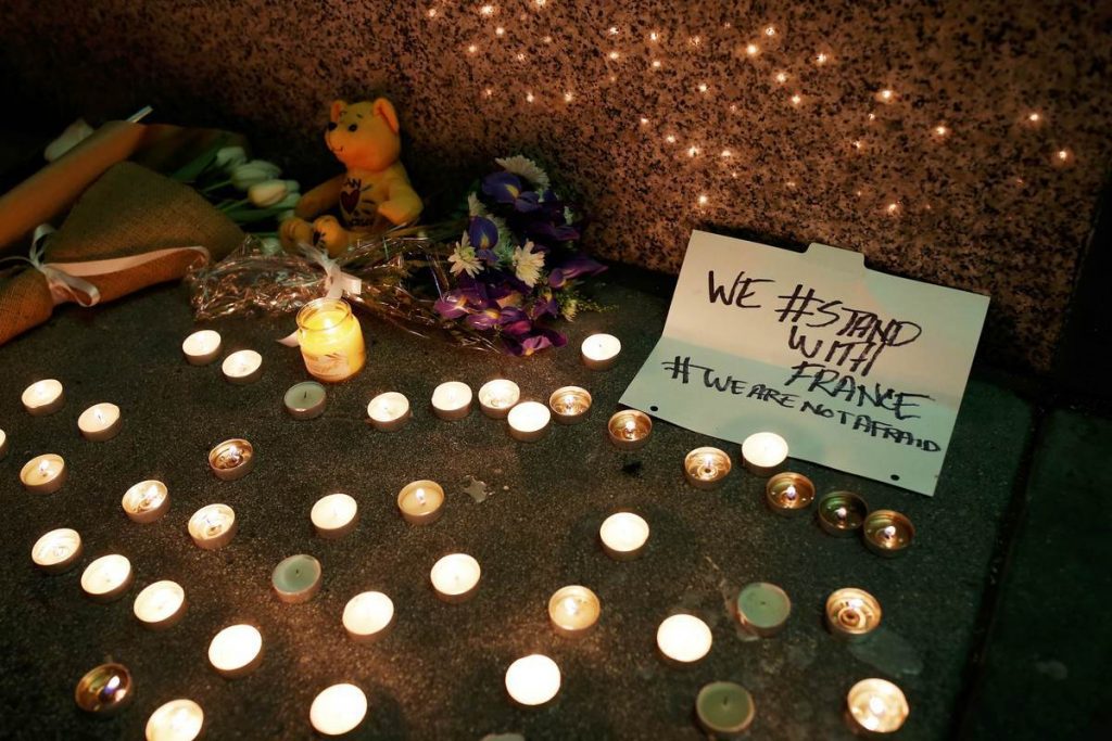 Παρίσι: Πως αντέδρασαν στο twitter Σαρκοζί, Χίλαρι Κλίντον, Ναόμι Κάμπελ