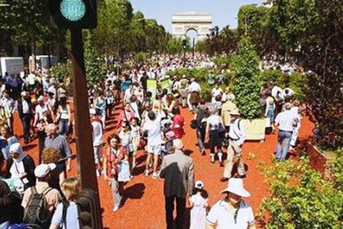 Γαλλία: ΄Εκαναν “περιβόλι”  τα Ηλύσια Πεδία…