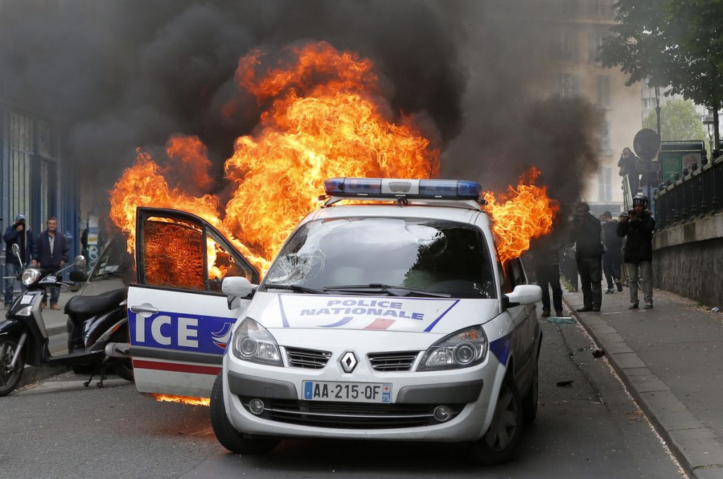 Παραμένει σε κατάσταση έκτακτης ανάγκης η Γαλλία