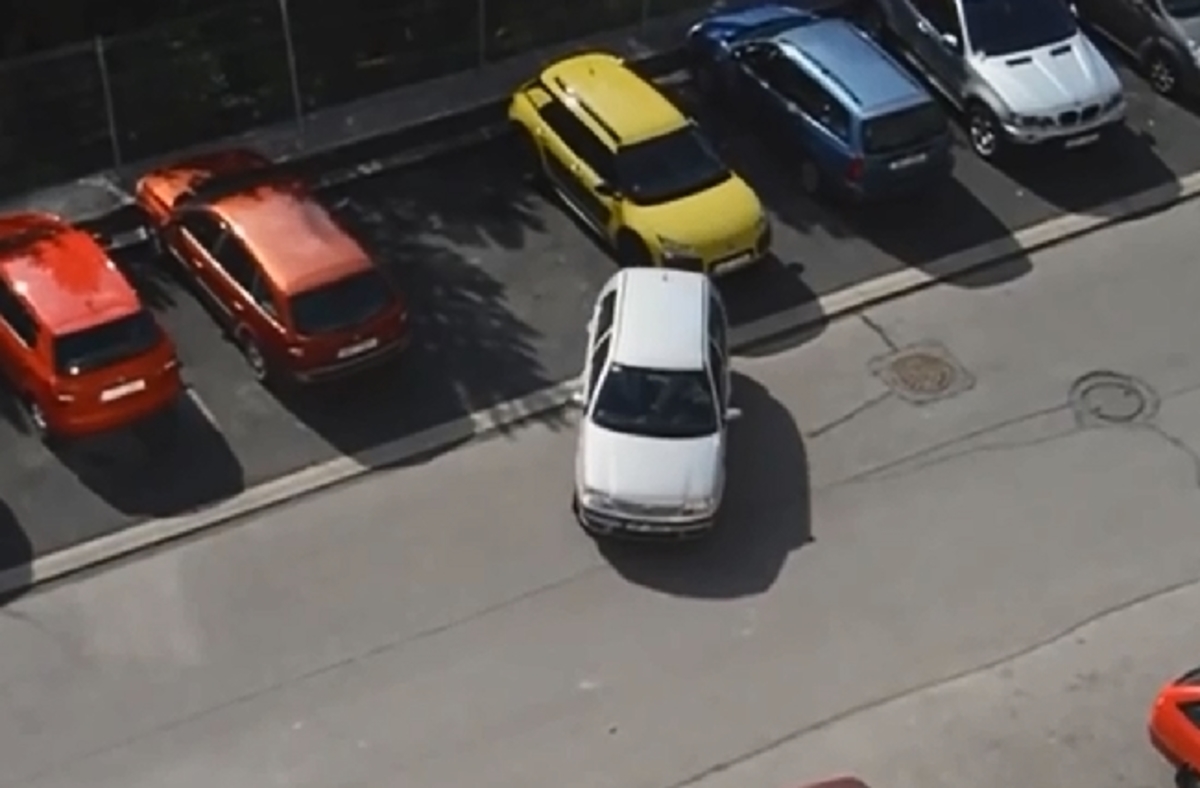 Είναι αυτό το πιο αστείο παρκάρισμα που έχετε δει; (βίντεο)