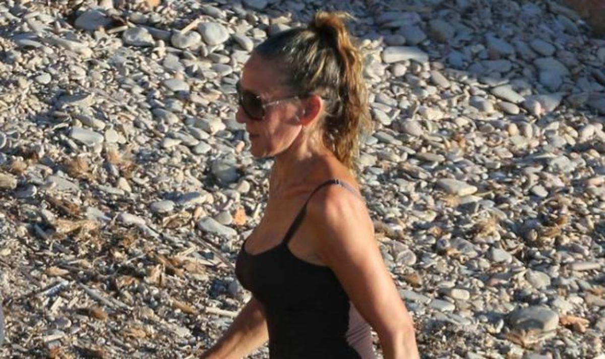 Sarah Jessica Parker: Σέξι στα 50! Φωτογραφίες με μαγιό στην παραλία!