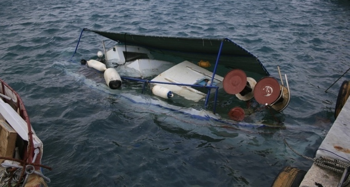 ΦΩΤΟ: Βυθίστηκε σκάφος στην Πάρο λόγω της κακοκαιρίας