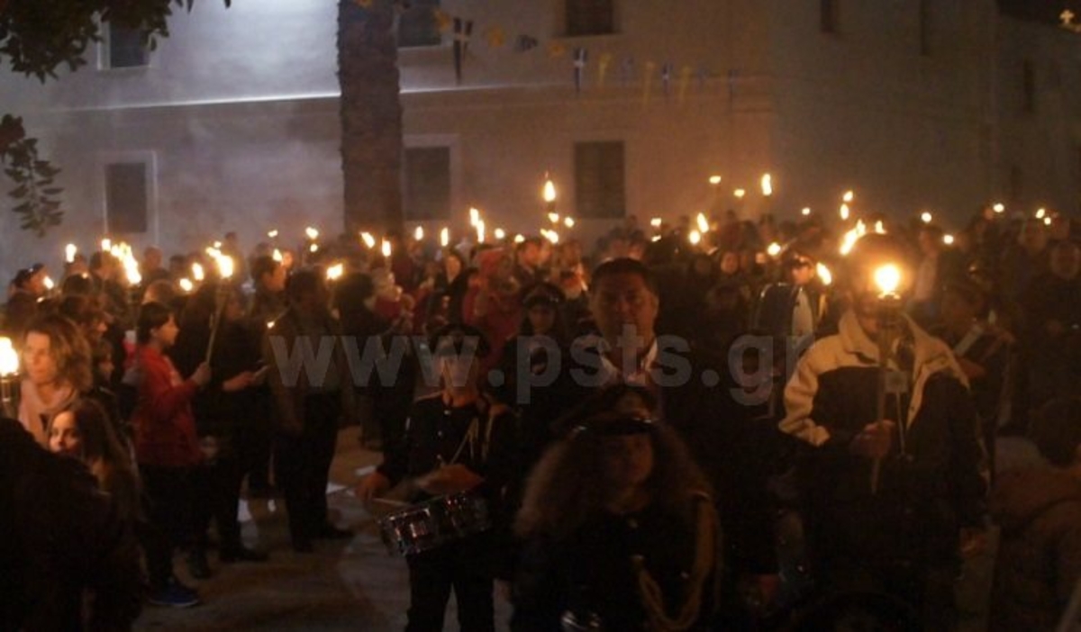 Πάρος: Κατανυκτική λαμπαδηφορία στα σοκάκια της Παροικίας [vid]