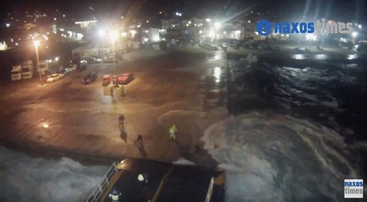 “Μάχη” με τα κύματα για το Blue Star Naxos στο λιμάνι της Πάρου – Εντυπωσιακό βίντεο