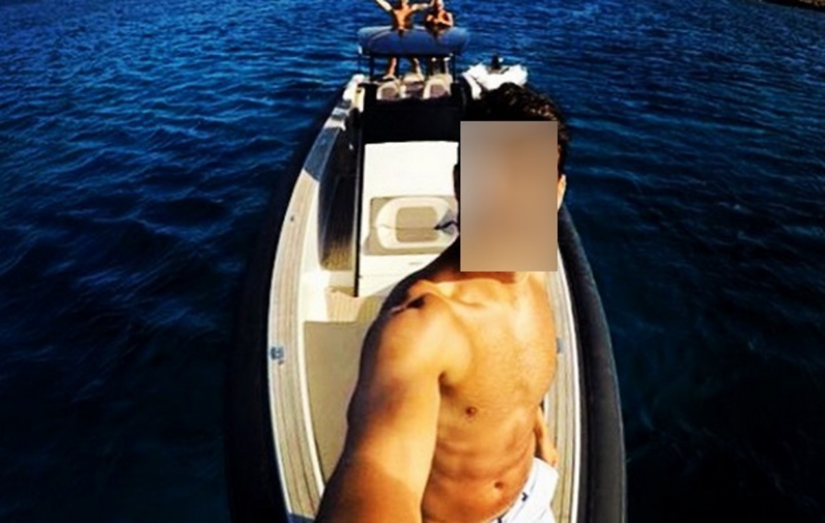 Ποιος παρουσιαστής κυκλοφορεί ημίγυμνος στο Αιγαίο εδώ και αρκετές μέρες;