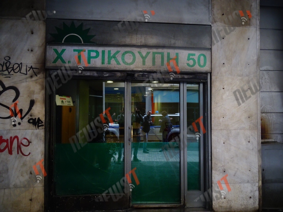 Απεργία: Πέταξαν βόμβες μολότοφ στα γραφεία του ΠΑΣΟΚ (ΦΩΤΟ)