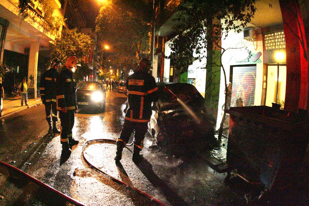 ΦΩΤΟ ΕUROKINISSI - Οι πυροσβέστες προσπαθούν να σβήσουν τη φωτιά που προκλήθηκε