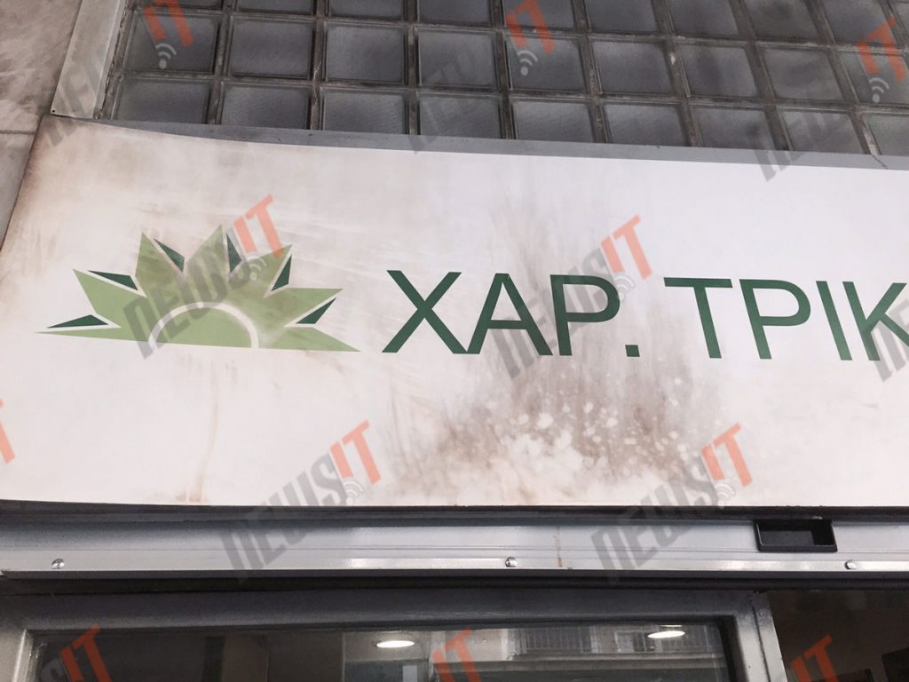 Γυαλιά καρφιά τα γραφεία του ΠΑΣΟΚ – Έκαψαν βαν της ΕΡΤ (ΦΩΤΟ)