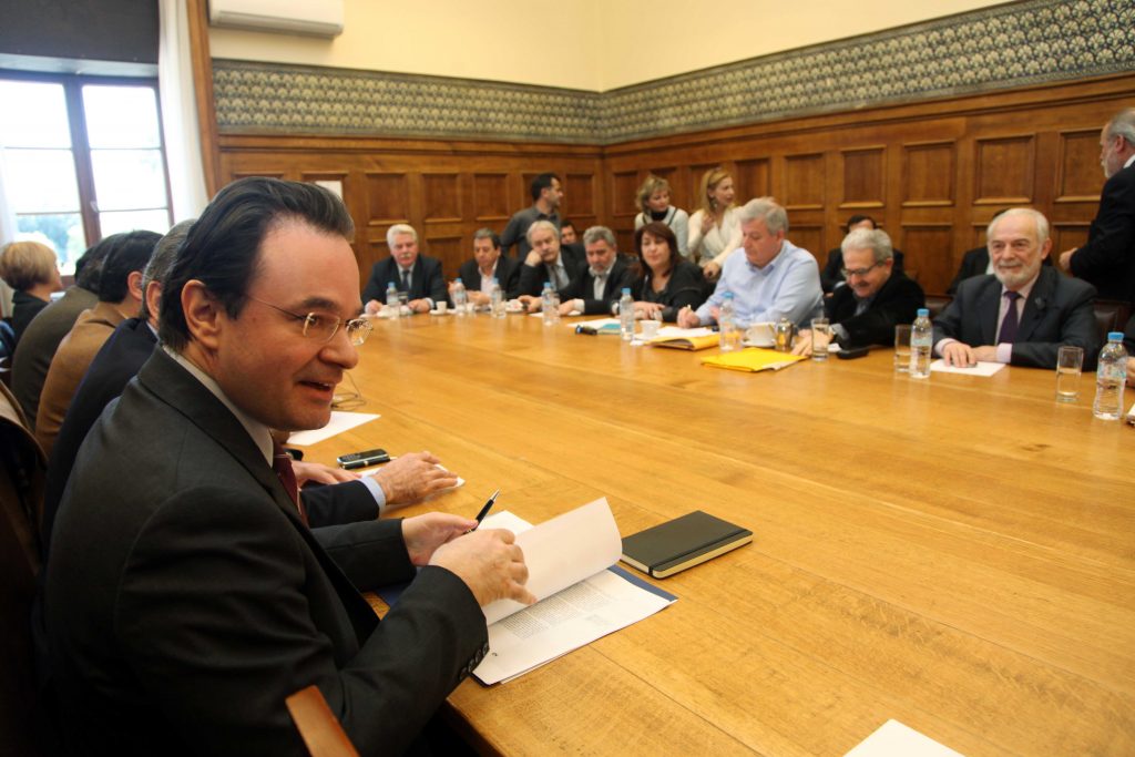 Γκρίνια “πράσινων” βουλευτών σε Παπακωνσταντίνου για τα ρετιρέ στις ΔΕΚΟ