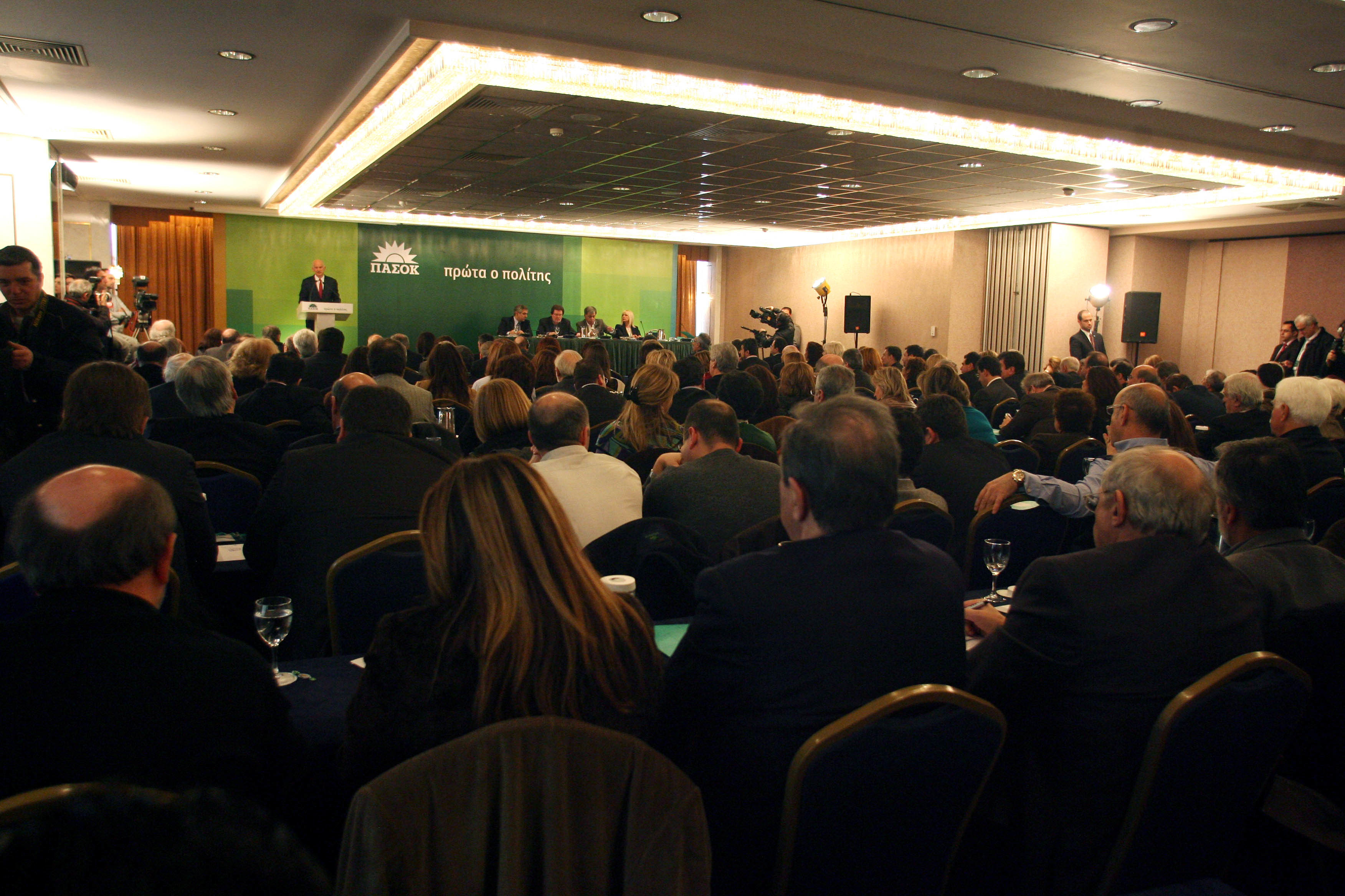 Πέντε υποψήφιοι για τρεις θέσεις στο Πολιτικό Συμβούλιο του ΠΑΣΟΚ