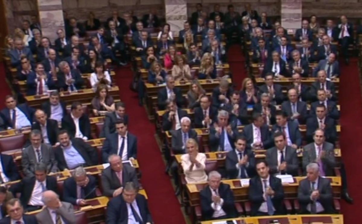 Η στιγμή που οι βουλευτές του ΠΑΣΟΚ δεν χειροκρότησαν τον Σαμαρά