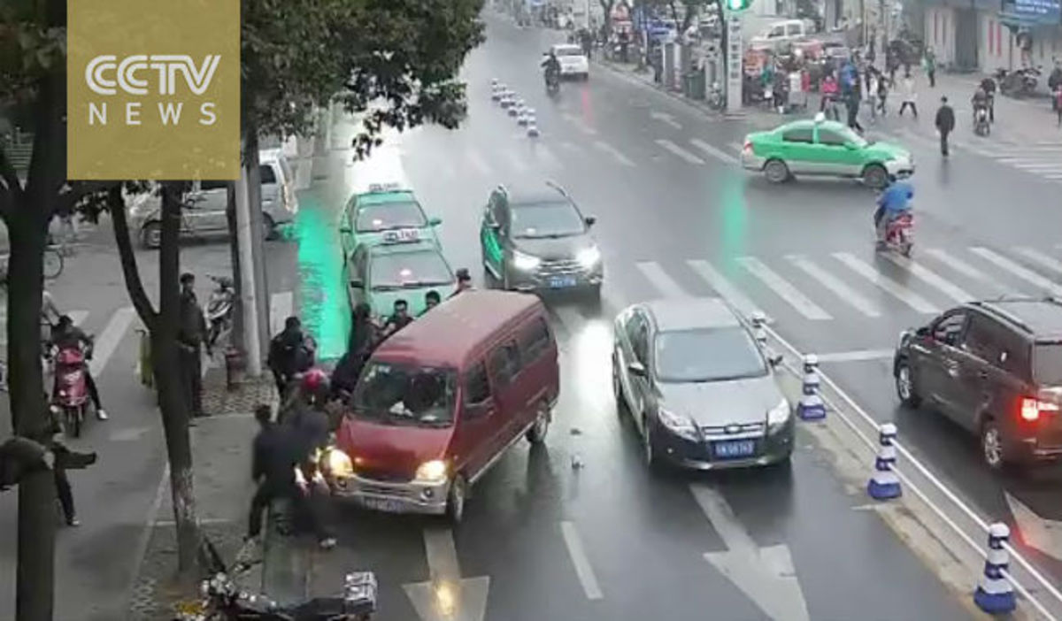 Συγκλονιστικό βίντεο: Γυναίκα βρέθηκε κάτω από τις ρόδες φορτηγού!