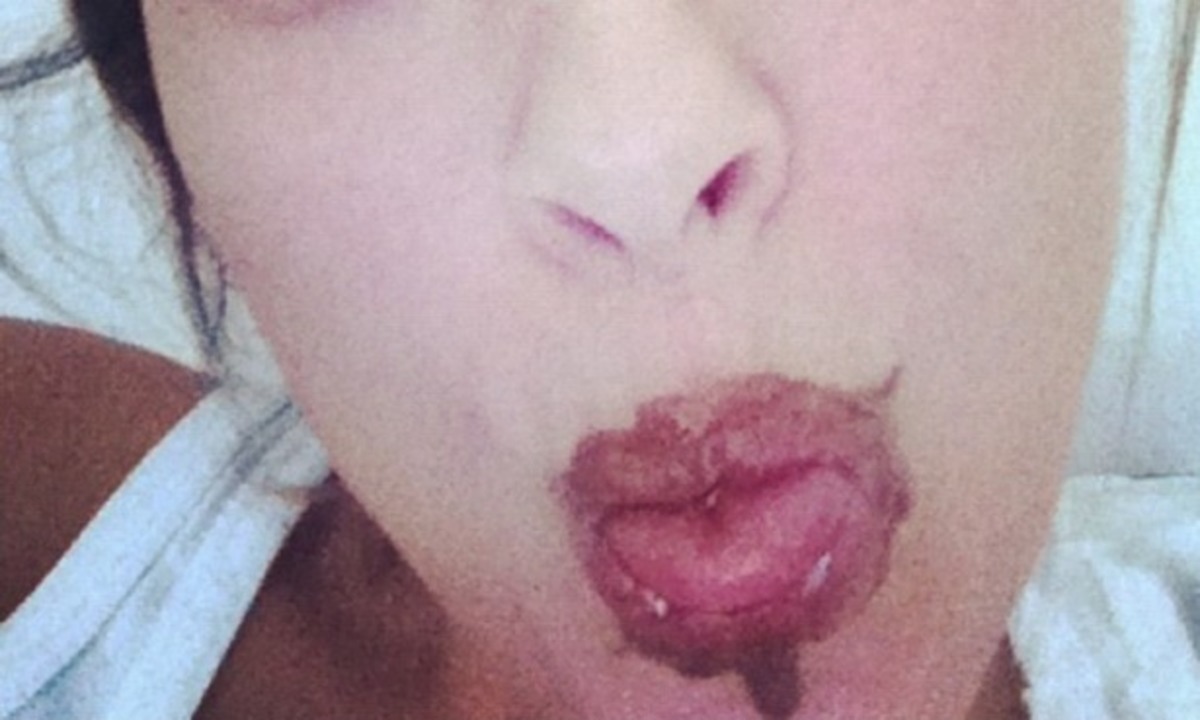 Ποια Ελληνίδα παρουσιάστρια φωτογραφίζεται με φουντουκόπαστα στα χείλη;