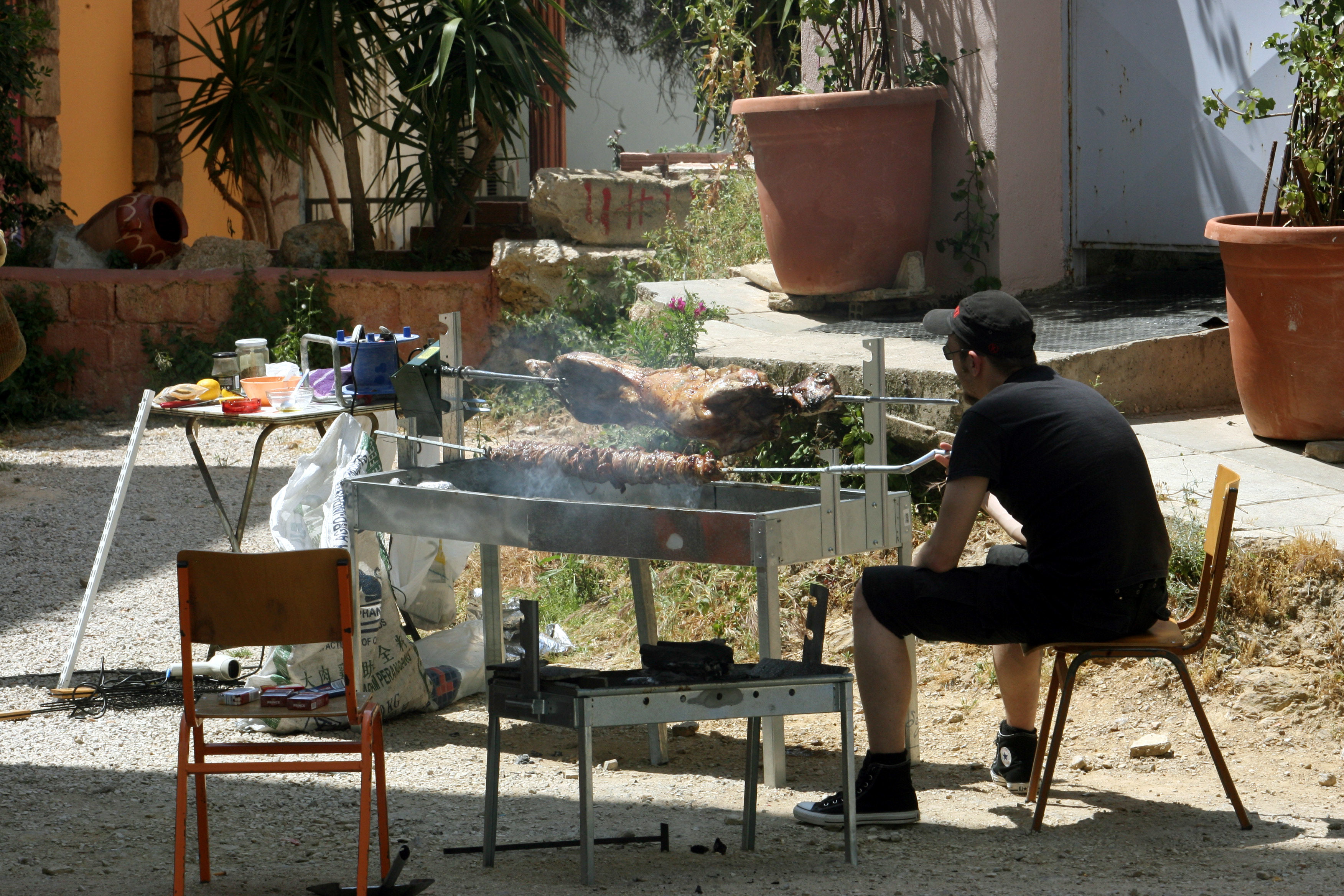 Πόσο θα μας κοστίσει φέτος το πασχαλινό τραπεζι;