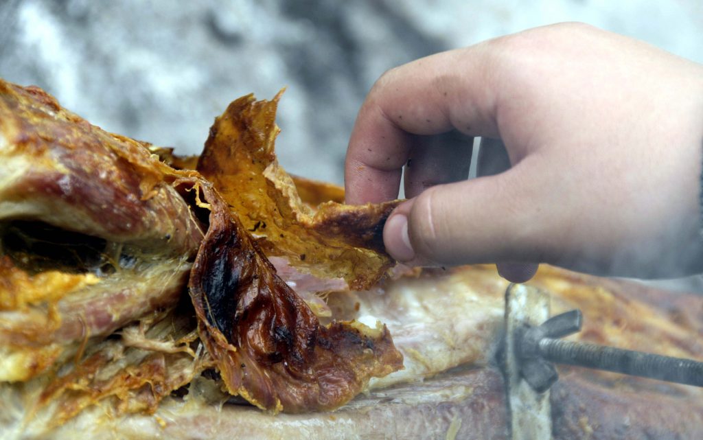 Το αρνί φθηνότερο αλλά όχι και τα εδέσματα στο τραπέζι