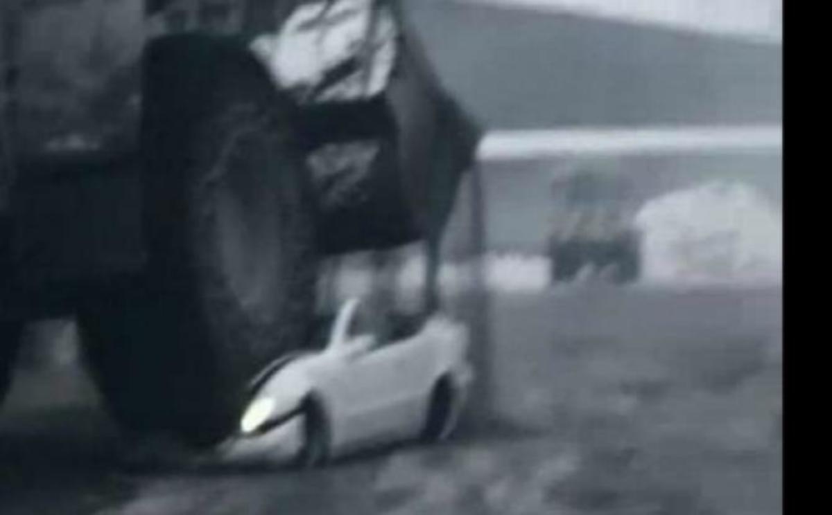 Αγανακτισμένος εργαζόμενος ΛΙΩΝΕΙ με τη μπουλντόζα το αυτοκίνητο του αφεντικού! ΒΙΝΤΕΟ!