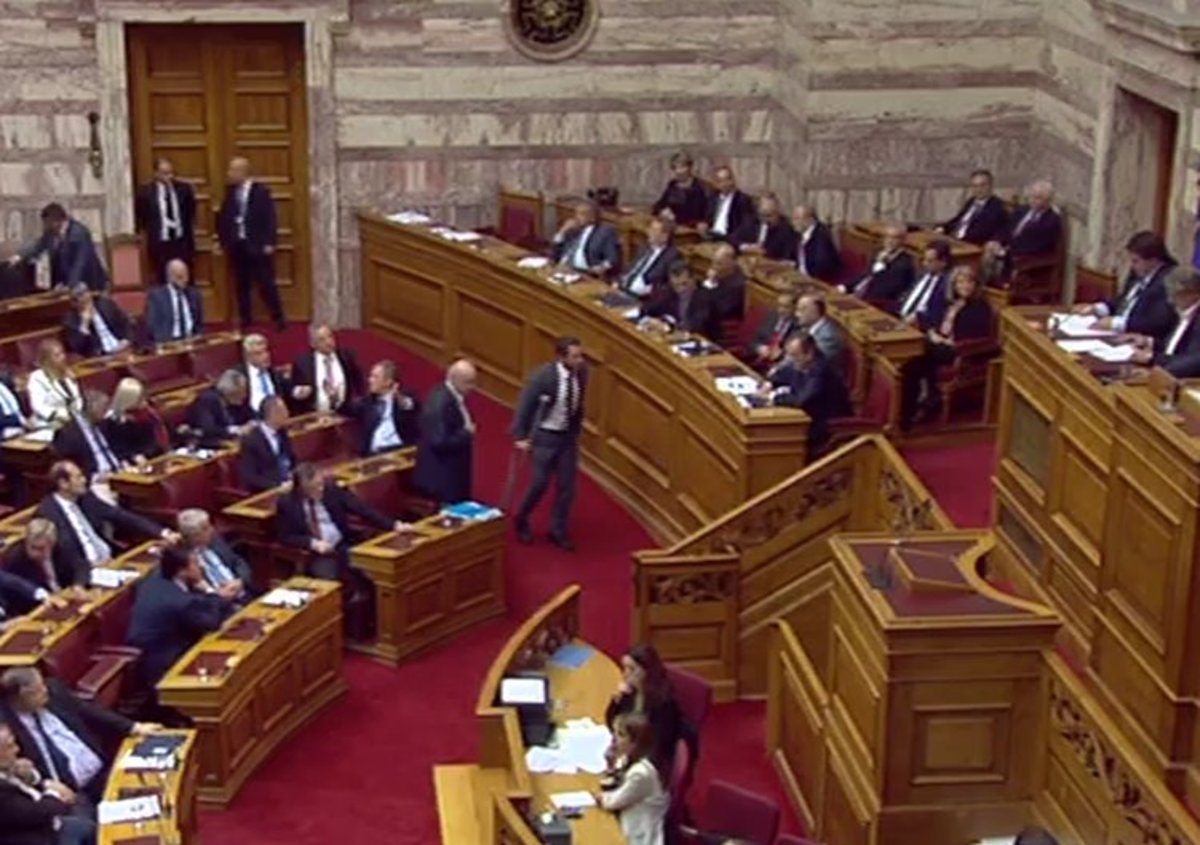 Πήγε με τις πατερίτσες να χαιρετίσει τον Σαμαρά στη Βουλή (ΦΩΤΟ)