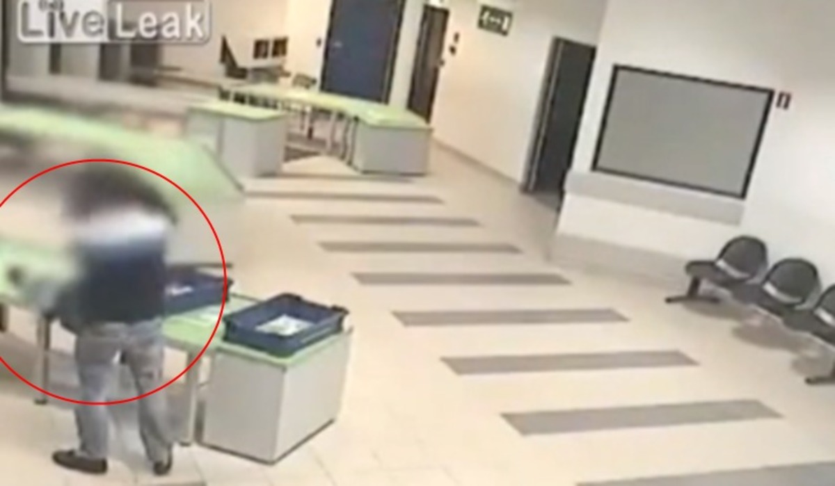 Βίντεο: Απρόσεκτος πατέρας έβαλε σε κίνδυνο τη ζωή του παιδιού του!