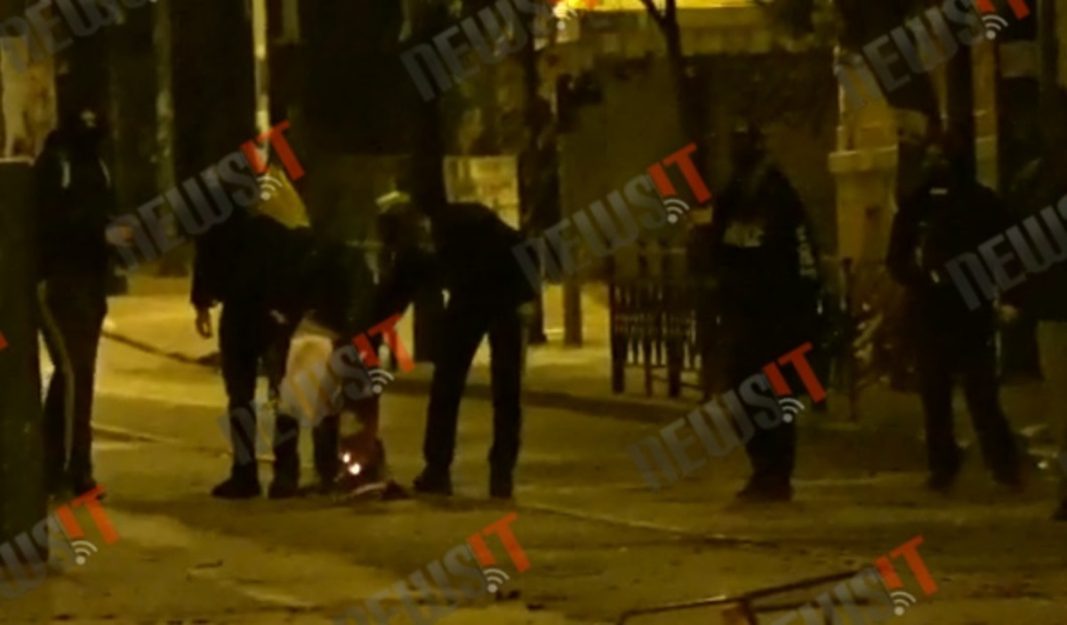 Πατησίων: Έκαψαν ελληνική σημαία