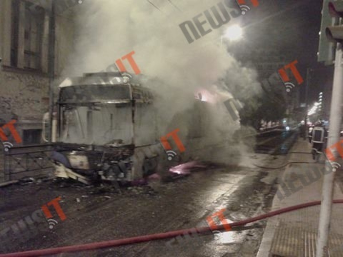 Επεισόδια αντιεξουσιαστών στην Πατησίων – Κατέβασαν επιβάτες από τρόλεϊ και το έκαψαν!