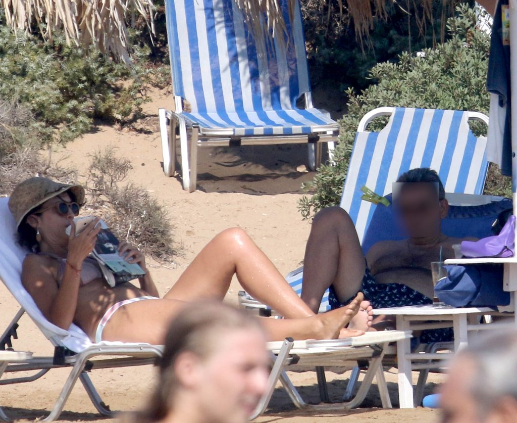 Επιτυχημένος δημοσιογράφος χαλαρώνει στην Πάρο