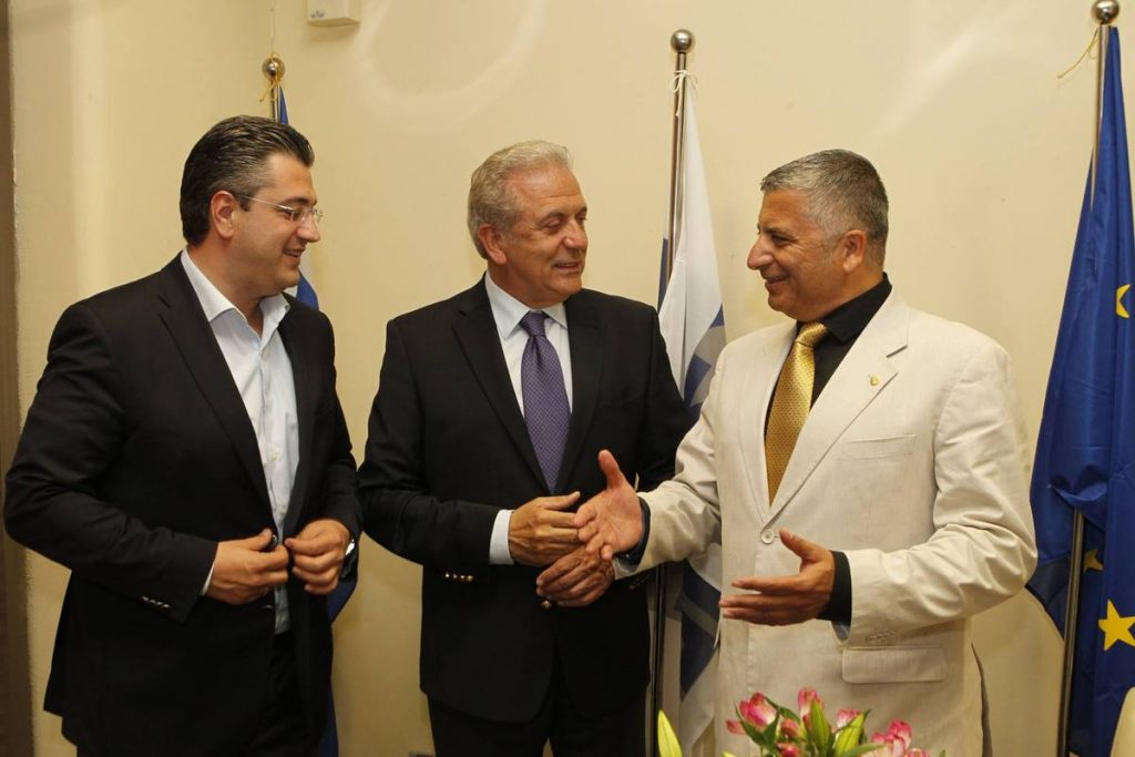 Συνέδριο ΚΕΔΕ: Συνάντηση Αβραμόπουλου, Τζιτζικώστα και Πατούλη με πολυ “γαλάζιο” παρασκήνιο