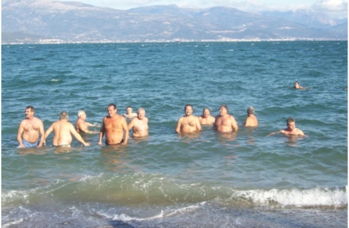 Πάτρα: Συνδύασαν πίτα και… βουτιά (ΦΩΤΟ)