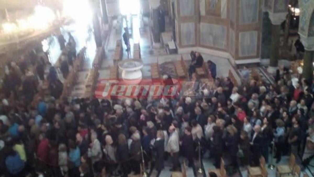 Πάτρα: “Λαοθάλασσα” πιστών για την Τιμία Ζώνη της Παναγίας [pics, vid]