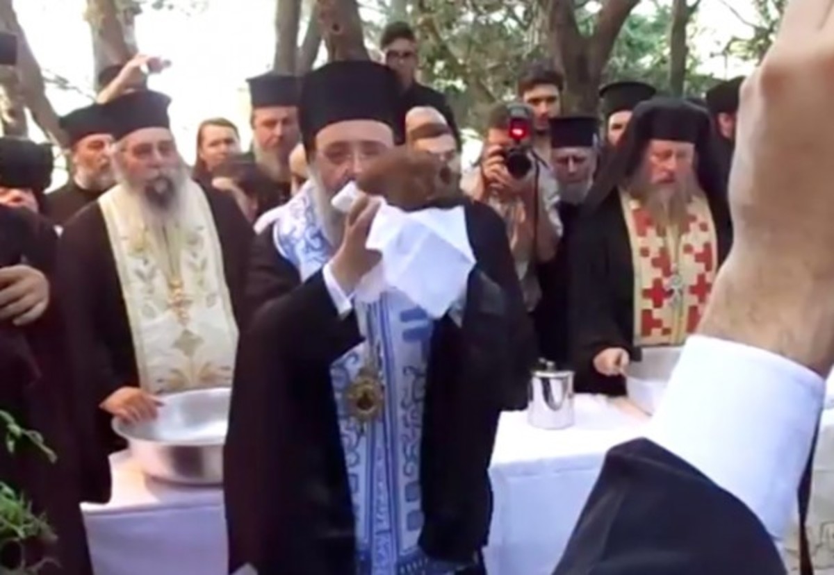 Συγκλονιστικές στιγμές στην Πάτρα κατά την εκταφή κληρικού (video)