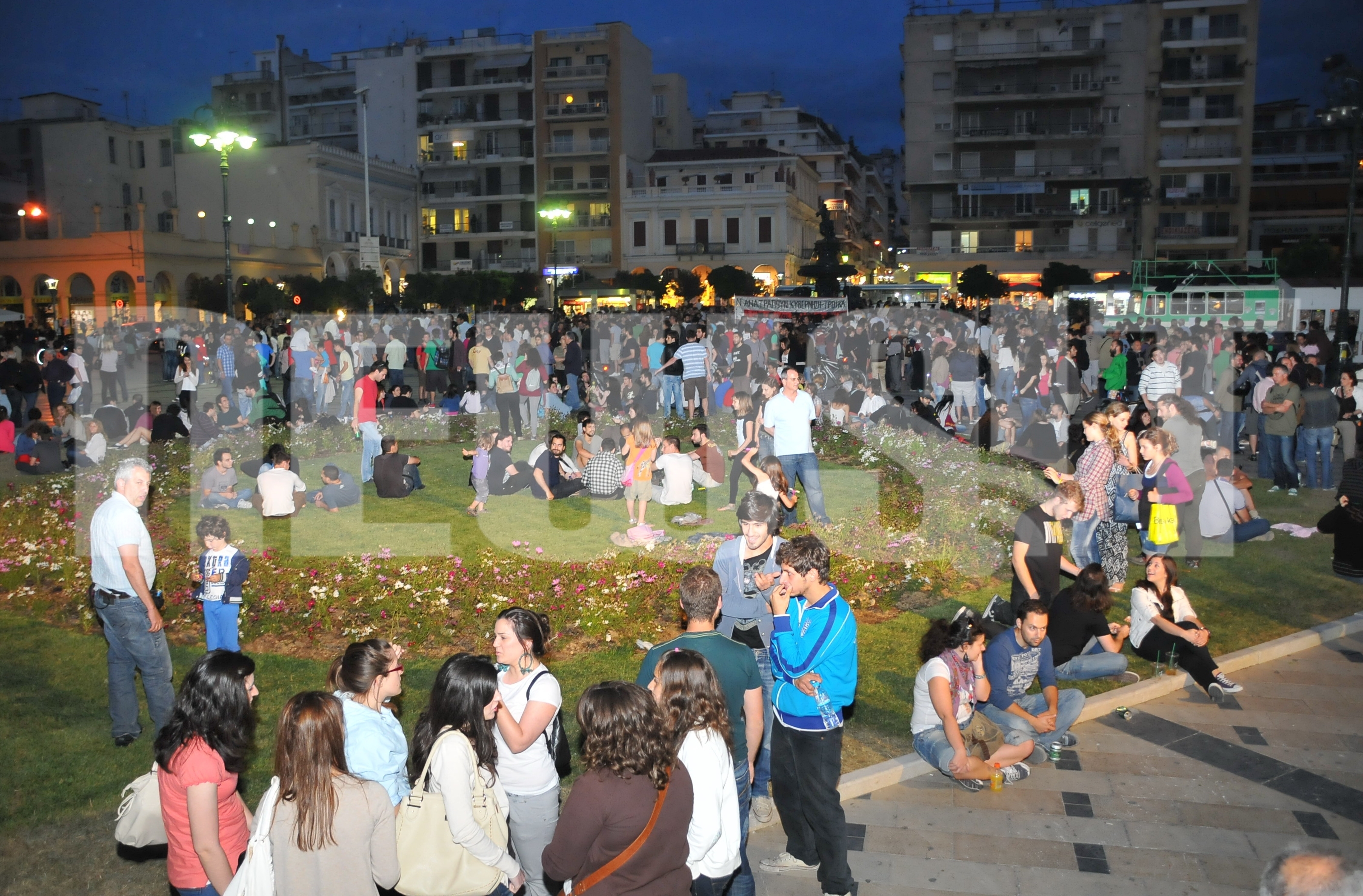 Πάτρα: Περισσότεροι από 2.000 αγανακτισμένοι στην πλατεία Γεωργίου