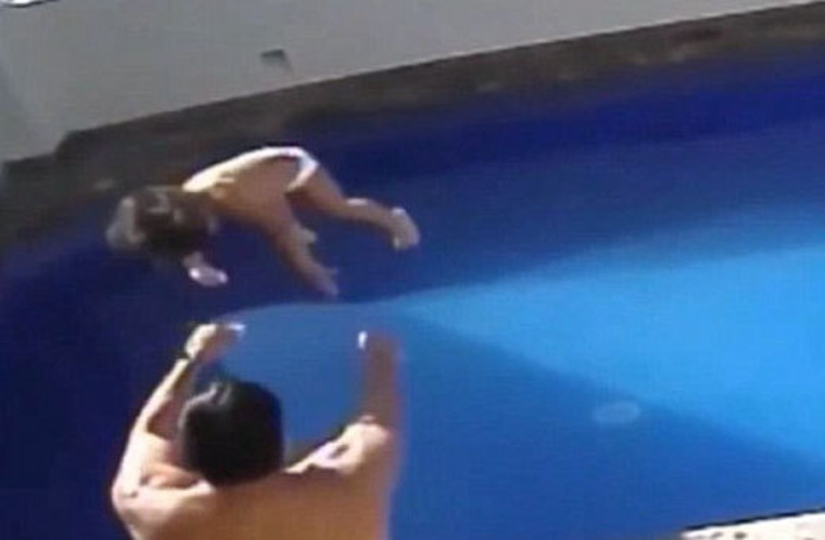 Video σοκ: Πνίγει στην πισίνα την 3χρονη θετή του κόρη!