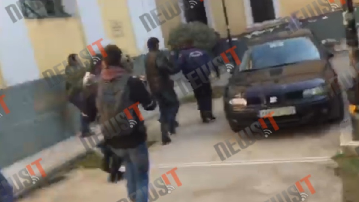 Αποδοκίμασαν τον παιδόφιλο