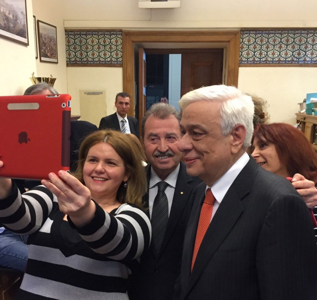 Η… έκπληξη του Προκόπη Παυλόπουλου και οι selfies!