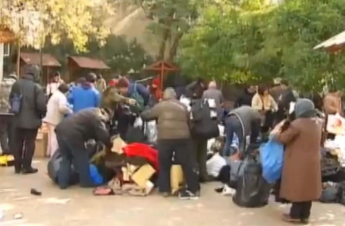 Εικόνες σοκ στο κέντρο της Αθήνας για ένα μεταχειρισμένο ρούχο!