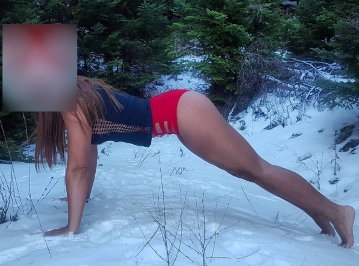 Κόλαση! Γνωστή Ελληνίδα κάνει κάμψεις στο χιόνι φορώντας το μαγιό της!