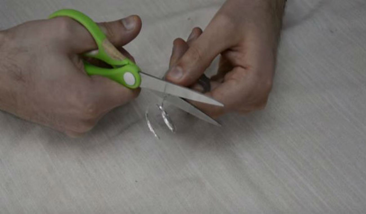 Ξεφλουδίζει τα λαχανικά με ένα κουτάκι από αναψυκτικό – Όταν δείτε πως το έκανε θα το δοκιμάσετε και εσείς!