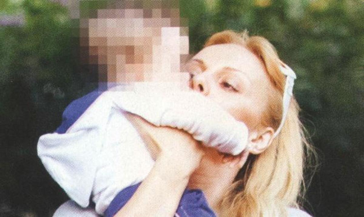 Π. Ζήνα: Βόλτα στην παιδική χαρά με την κορούλα της!