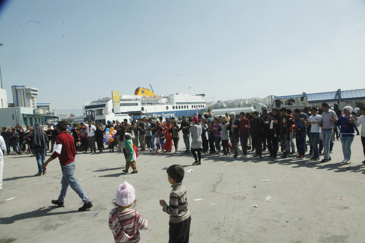 Le séjour de 4 800 réfugiés dans le port menace la santé publique